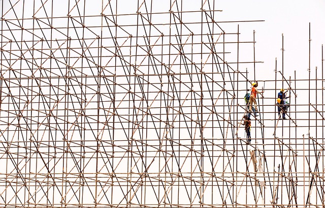 Rusztowania budowlane: kluczowe informacje i zasady bezpieczeństwa