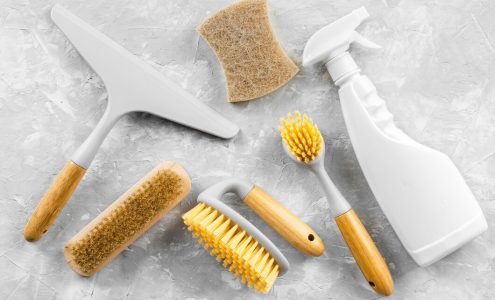 Jak wybrać odpowiednie narzędzia do sprzątania dla różnych powierzchni w domu?