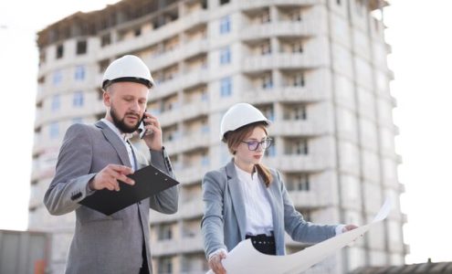 Jakie korzyści przynosi zatrudnienie rzeczoznawcy budowlanego podczas realizacji inwestycji?