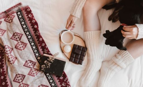 Jak wybrać idealne tkaniny na chłodniejsze noce: przewodnik po materiałach sypialnianych