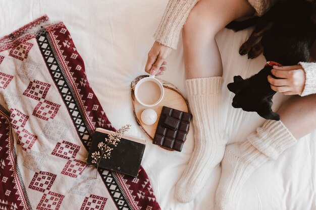 Jak wybrać idealne tkaniny na chłodniejsze noce: przewodnik po materiałach sypialnianych