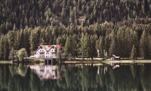 Jak czerpać korzyści z inwestycji w nieruchomości nad jeziorem i jednocześnie cieszyć się spokojem natury