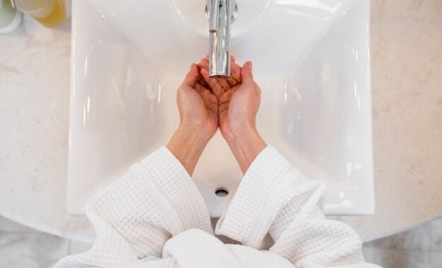 Jak wybrać idealną suszarkę do rąk dla swojej łazienki?