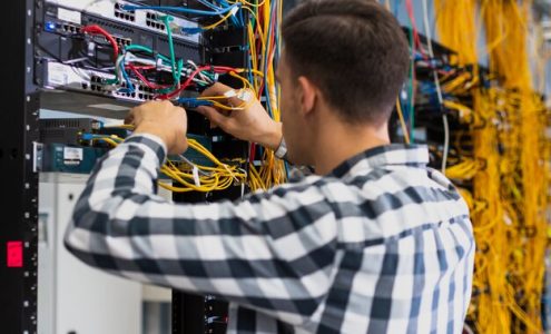 Jakie są najważniejsze czynniki wpływające na wybór odpowiedniego kabla do instalacji sieciowej?