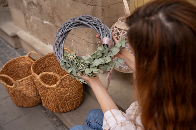Jak wykorzystać naturalne materiały do dekoracji domu i ogrodu?