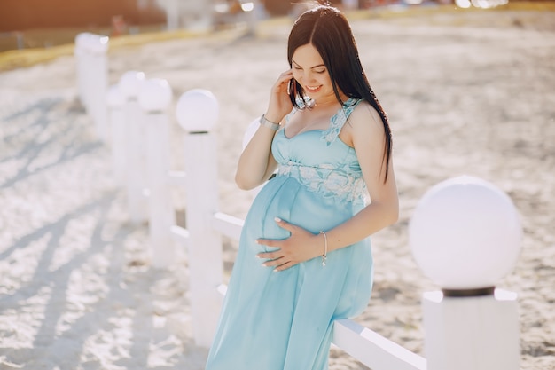 Jak wybrać idealne letnie ubrania dla przyszłych mam: Przewodnik po stylu i komforcie