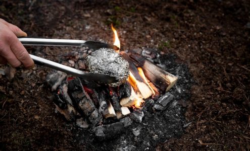 Jak bezpiecznie i efektywnie rozpalać ogień w kominku lub grillu?