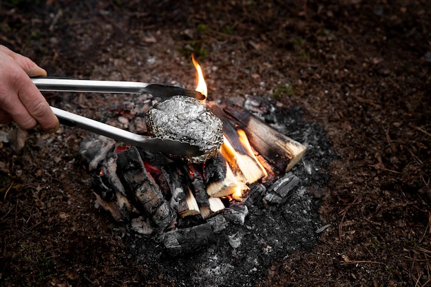 Jak bezpiecznie i efektywnie rozpalać ogień w kominku lub grillu?