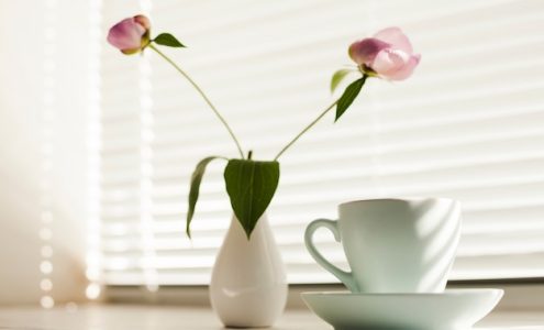 Jak dopasować żaluzje do stylu wnętrza: praktyczne porady i inspiracje