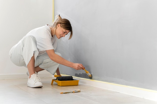 Jakie materiały najlepiej sprawdzają się przy wykończeniu styków podłóg ze ścianami?