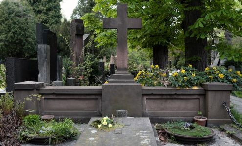 Jak wybrać idealne płyty nagrobkowe do projektu?